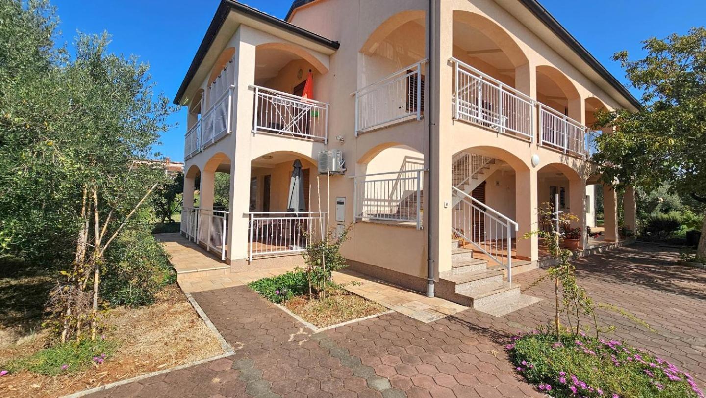 Viola Three Apartment Новиград Екстериор снимка